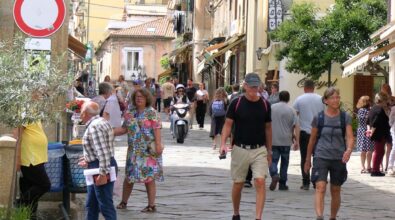 A Tropea l’estate è già iniziata, i turisti cominciano ad affollare le vie del centro storico: «Bella e solare, che c’è di meglio?» – VIDEO