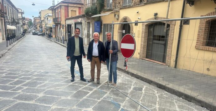 Riaperta al traffico via Gagliardi a Vibo, l’assessore Monteleone: «Cantiere chiuso nei tempi previsti e rispettato l’assetto originario»