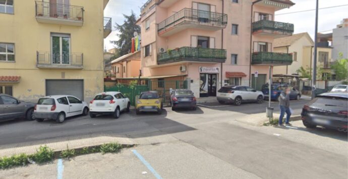 Furti d’auto nel parcheggio dietro l’ospedale di Vibo, l’allarme del personale sanitario: «Situazione sempre più preoccupante»