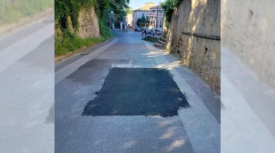 Vibo, una toppa d’asfalto sulla pavimentazione in pietra: sfregio urbanistico in pieno centro storico
