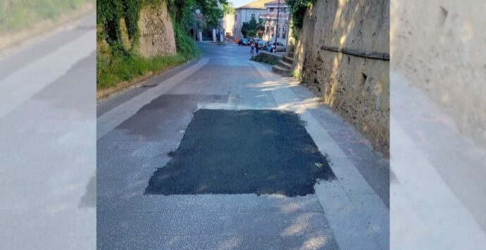 Vibo, una toppa d’asfalto sulla pavimentazione in pietra: sfregio urbanistico in pieno centro storico