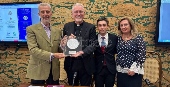 Il Premio Filangieri al vescovo Attilio Nostro: «I ragazzi hanno bisogno di sentirsi ascoltati, non solo guidati» – VIDEO