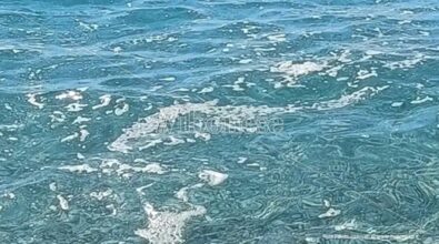 Con l’estate a Zambrone torna pure la schiumetta: parcheggi carissimi, mare sporco e turisti arrabbiati