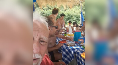 La domenica… sportiva di Francesco Repice in spiaggia sotto la capanna: «Così si mangia a Tropea quando siamo al mare» – VIDEO