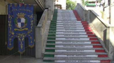 Inaugurata a Tropea la scalinata della legalità: sui gradini i nomi delle vittime innocenti della mafia – VIDEO
