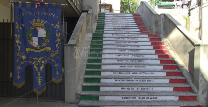 Inaugurata a Tropea la scalinata della legalità: sui gradini i nomi delle vittime innocenti della mafia – VIDEO