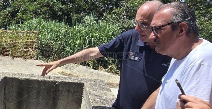 Chiazza in mare a Bivona, sopralluogo del sindaco che assicura: «Abbiamo individuato il problema, tutto risolto»