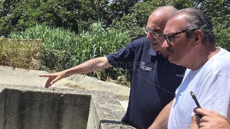 Chiazza in mare a Bivona, sopralluogo del sindaco che assicura: «Abbiamo individuato il problema, tutto risolto»
