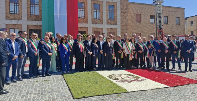 Un Tricolore di fiori, per il 2 giugno a Vibo un suggestiva bandiera realizzata da una delegazione di Potenzoni