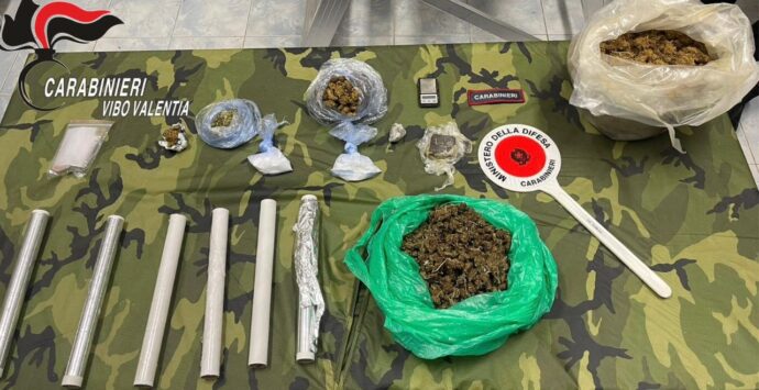 Filandari, sorpreso in casa con 1,5 kg di droga e bilancino: blitz dei carabinieri (con arresto) nella frazione di Arzona