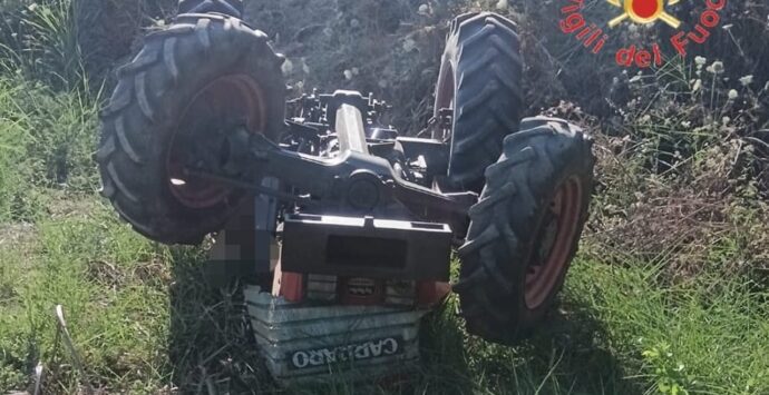 Incidente mortale col trattore a Catanzaro: il mezzo si ribalta e il conducente rimane schiacciato