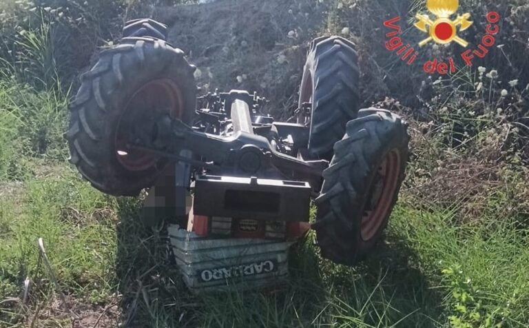 Incidente mortale col trattore a Catanzaro: il mezzo si ribalta e il conducente rimane schiacciato