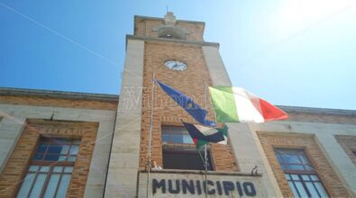 Vibo Valentia, la bandiera della Palestina sventola dal Municipio in segno di solidarietà al popolo di Gaza