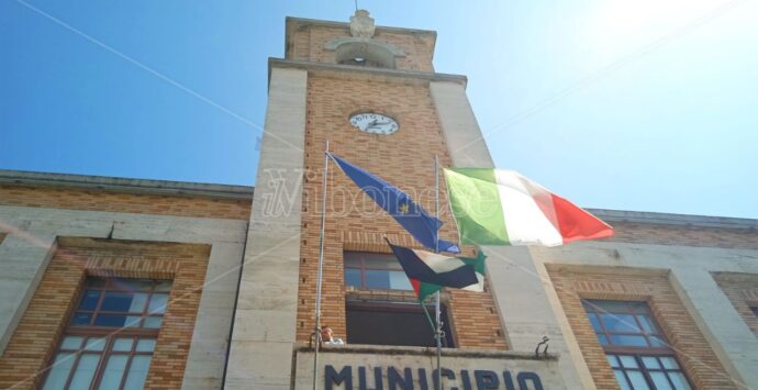 Vibo Valentia, la bandiera della Palestina sventola dal Municipio in segno di solidarietà al popolo di Gaza