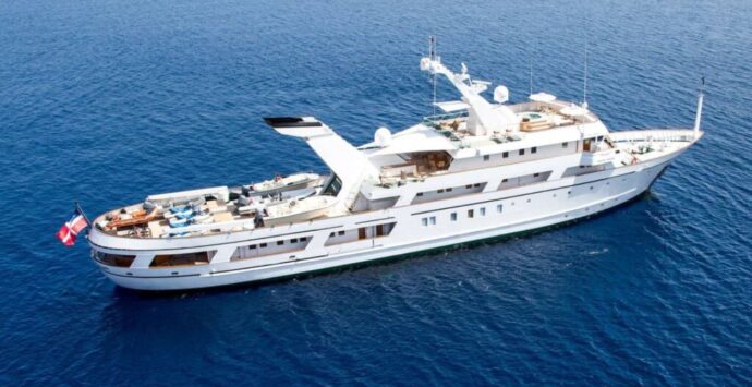 Approda a Vibo Marina il super yacht del proprietario di Easy Jet: 62 metri, 11 cabine e 3 milioni di euro l’anno di costi