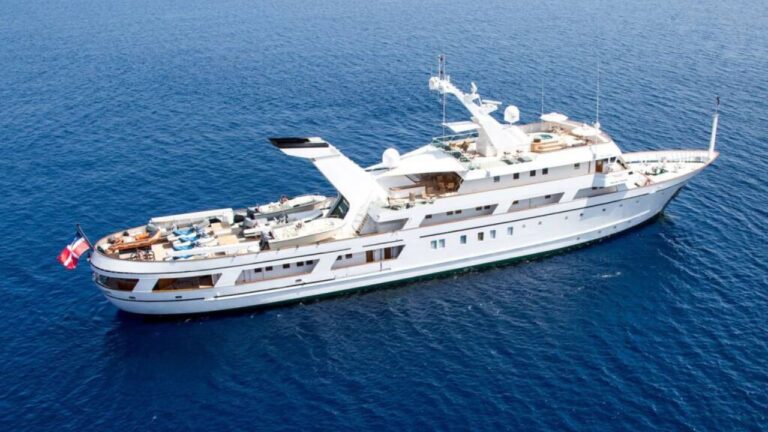 Approda a Vibo Marina il super yacht del proprietario di Easy Jet: 62 metri, 11 cabine e 3 milioni di euro l’anno di costi