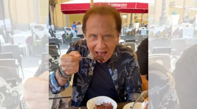 Pizzo conferisce la cittadinanza onoraria a Roby Facchinetti perché apprezza il tartufo gelato, l’opposizione insorge: «Consiglio scavalcato»