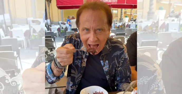 Pizzo conferisce la cittadinanza onoraria a Roby Facchinetti perché apprezza il tartufo gelato, l’opposizione insorge: «Consiglio scavalcato»