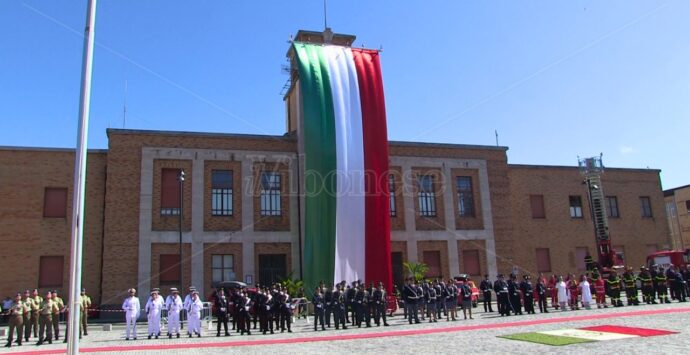 Vibo si veste di verde, bianco e rosso: in piazza Municipio le celebrazioni per la Festa della Repubblica – VIDEO