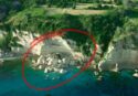 Nella notte una nuova frana sgretola parte della scogliera di Tropea in località Passo Cavaliere. Ecco il video degli enormi massi caduti in mare  – VIDEO