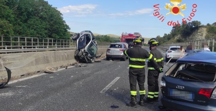 Due incidenti in mezz’ora sulla Strada dei due mari: una corsia chiusa, 8 feriti tra cui un bimbo