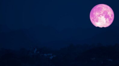 Tutti col naso all’insù, arriva la luna delle fragole: ecco quando osservarla