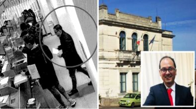 I “veleni” di Cessaniti: l’attuale sindaco in compagnia dell’ex primo cittadino che ha poi spedito due missive anonime dalle Poste di Vibo