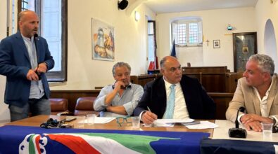 Fratelli d’Italia Vibo si riunisce a Nicotera per parlare di turismo e Costa degli Dei con l’assessore regionale Calabrese