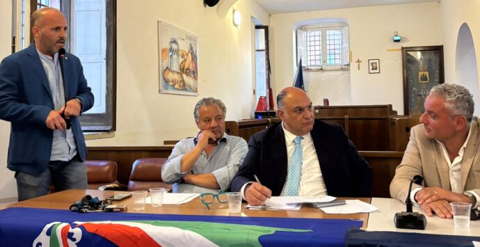 Fratelli d’Italia Vibo si riunisce a Nicotera per parlare di turismo e Costa degli Dei con l’assessore regionale Calabrese