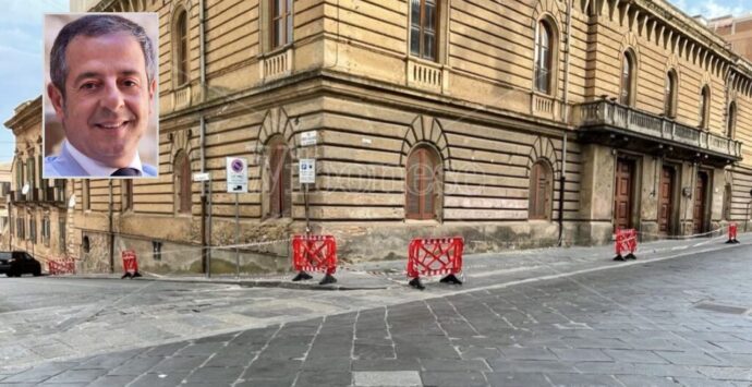 Palazzo De Riso cade a pezzi, Barbuto (ex Vibo Sviluppo) replica a L’Andolina (Provincia): «I soldi ci sono, vi spiego come fare»