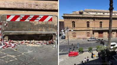 Palazzo Gagliardi-De Riso perde pezzi: calcinacci in strada e una “timida” transenna che consiglia di stare alla larga