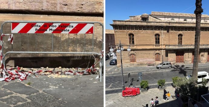 Palazzo Gagliardi-De Riso perde pezzi: calcinacci in strada e una “timida” transenna che consiglia di stare alla larga