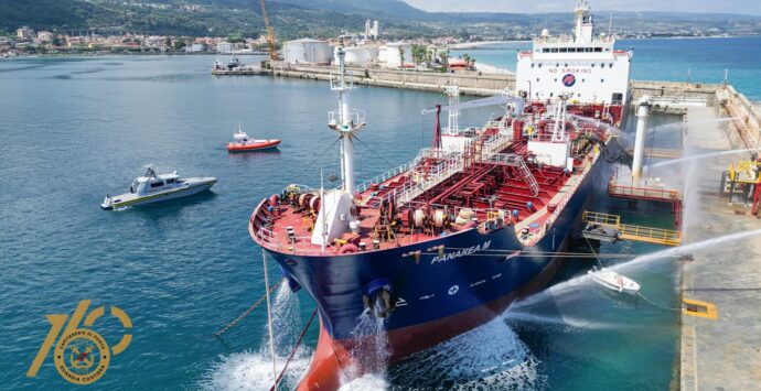 Un terrorista a bordo, la bomba e poi l’incendio: la simulazione a Vibo Marina con l’esercitazione interforze al porto