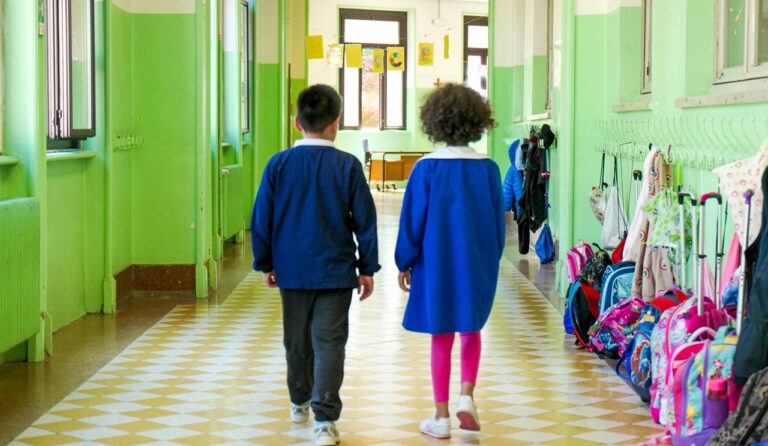 La scuola elementare di Nicotera adotta la settimana corta e parte la rivolta dei genitori: «Fino alle 14 senza pranzo? Impossibile»