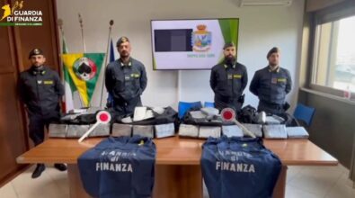 Sequestrati due quintali di cocaina: i finanzieri arrestano due portuali che avevano tentato la fuga tra i container di Gioia Tauro – VIDEO