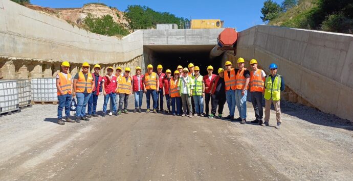 Infrastrutture e sicurezza sul lavoro, studenti a “lezione” nel cantiere della Trasversale delle Serre a Vazzano – VIDEO