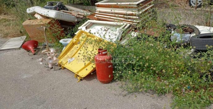 Lampadari, un materasso e… un vaso wc: la discarica sotto casa fa infuriare i residenti di Vena Superiore: «S’intervenga»