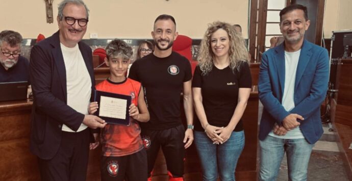 Kickboxing, non finiscono le soddisfazioni per la Fenix Sport Academy: premiato il giovane vibonese vice campione d’Italia Giuseppe Ventrice