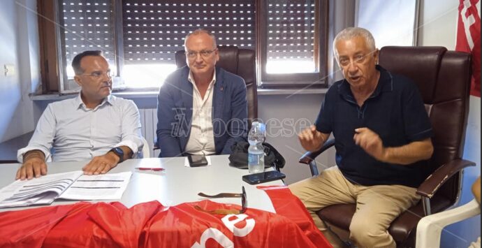 Sanità Vibo, la Cgil fa la voce grossa sulla mancanza di personale e promette «iniziative forti» ma per ora chiede il solito “tavolo” – VIDEO