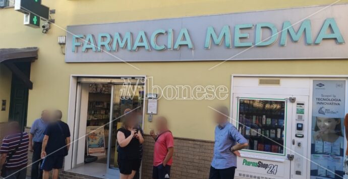 Nicotera, entra e accoltella alla gola il marito della farmacista poi si allontana in stato confusionale. Comunità sotto shock