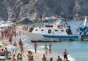Un peschereccio di Gioia si arena tra i bagnanti di Capo Vaticano: stava affondando a causa di una falla improvvisa nello scafo