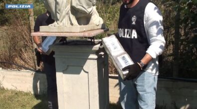 Una statua da sballo: nascondeva 30 chili di cocaina occultati all’interno di una scultura in giardino, arrestato – VIDEO