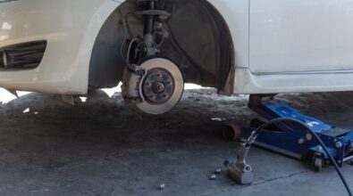 Tragedia a San Costantino, cede il cric mentre ripara l’auto e resta schiacciato: morto 60enne