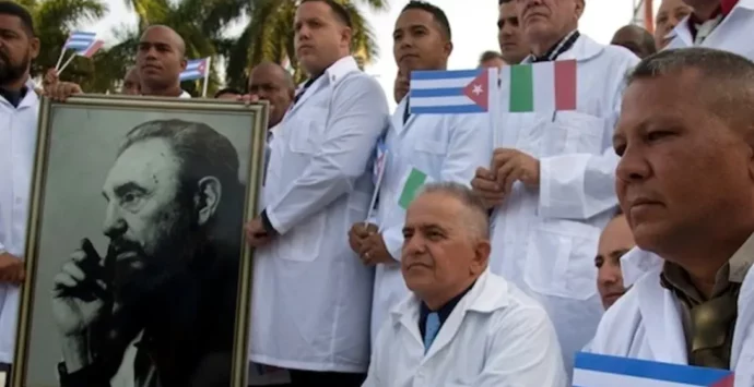 Medici cubani in Calabria, L’Avana si prende anche tre quarti dello stipendio: l’inchiesta del network dissidente CubaNet