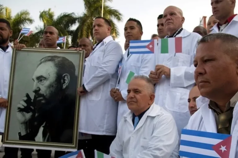 Medici cubani in Calabria, L’Avana si prende anche tre quarti dello stipendio: l’inchiesta del network dissidente CubaNet