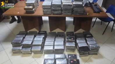 Ancora un maxi sequestro di cocaina al porto di Gioia: quasi mezza tonnellata di droga per un valore di circa 67 milioni di euro – VIDEO