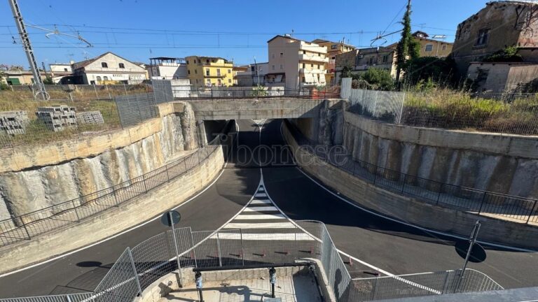 Vibo Marina, ora il sottopasso c’è ma manca chi lo usa. E il M5s chiede al sindaco di istituire l’isola pedonale sul lungomare